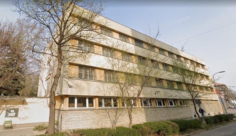 A Szőlő utcai javítóintézet igazgatója különös módon hívta fel magára a figyelmet: intimpiercingjével dicsekedett az állami gondozásban élő lányok előtt.