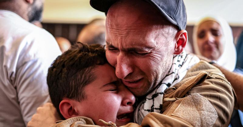 Kínzás, éheztetés és elszigetelés – újabb izraeli túszok osztották meg tapasztalataikat a Hamászról.