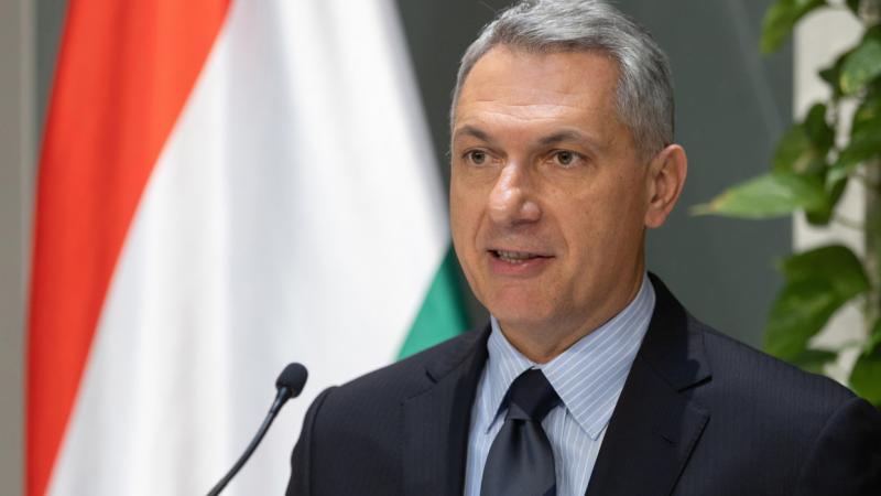 Lázár János bejelentette, hogy lehetőség nyílik a 14. havi nyugdíj bevezetésére, ami számos idős magyar számára extra jövedelmet jelenthet. A Pénzcentrum információi szerint ez a lépés jelentős anyagi segítséget nyújthat a nyugdíjasoknak.