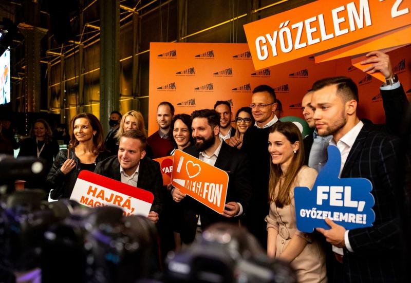 Jelen pillanatban, amikor már keveseket vonzanak, bejegyzésre kerül a Megafon és a Patrióta neve, valamint azok logói.