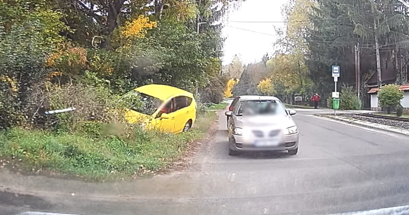 Kismaros közelében egy autó váratlanul a bokorba csapódott, miután az előtte haladó jármű hirtelen fékezni kényszerült.