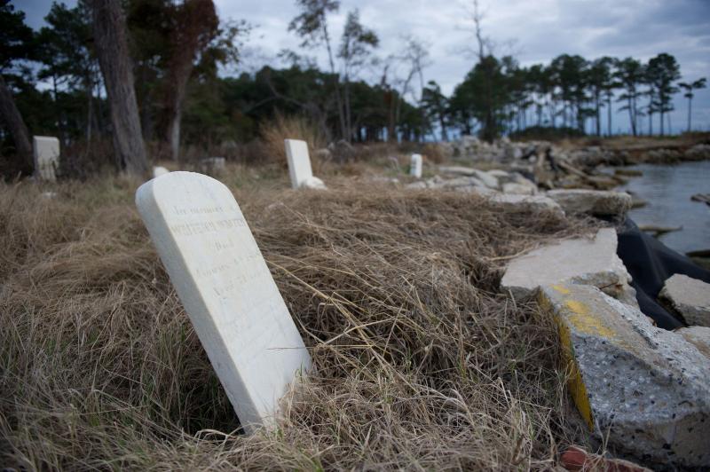 A rendőrség egy Heves vármegyei temetőben felfedezett egy sírt, amelynek tartalma mindenkit meglepett. Az ilyen felfedezésekre nehéz felkészülni, hiszen a rejtett titkok gyakran a múlt sötét árnyait hozzák a felszínre.