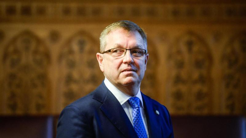 Matolcsy György, a közismert közgazdász, most új kihívásra vállalkozik: YouTuberként osztja meg gondolatait és vízióit. Az új platformon nem csupán szórakoztatni szeretne, hanem egyfajta polgárosodási mozgalmat hirdet, amely friss életcélokat és inspiráci