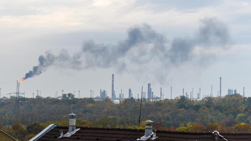Jelenleg nincs ok aggodalomra, csupán a Dunai Finomítóban történt pusztító tűz következtében várhatóan emelkedhet a tankolás költsége.