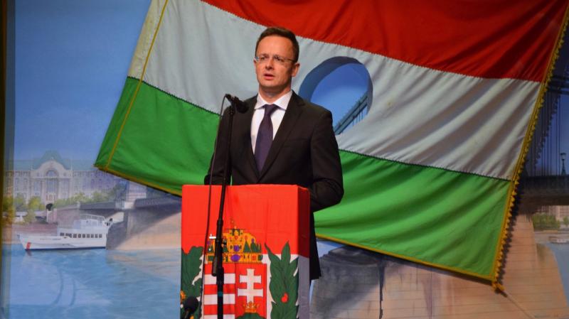 Szijjártó Péter úgy véli, hogy noha a jelenlegi harc a szabadságért eltér a 1956-os eseményektől, a küzdelem továbbra is elengedhetetlen.