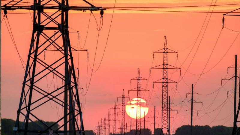 Áramkimaradás esetén érdemes néhány lépést követni, hogy biztonságban és kényelmesen átvészeljük ezt az időszakot. Először is, ellenőrizzük a biztosítékokat és a főkapcsolót, hátha egy egyszerű hiba áll a háttérben. Ha a probléma nem helyben keletkezett, 