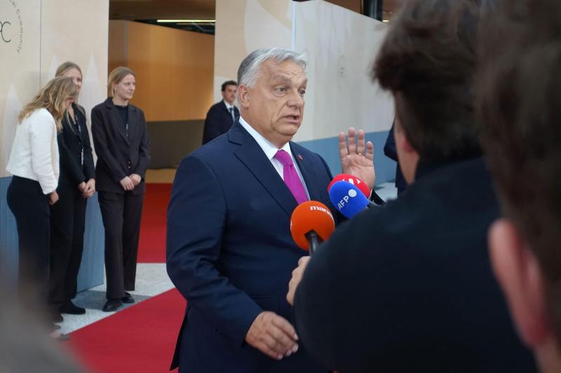 Itt a szikrázó paródia, amely a Békemenet és a Nemzeti Menet létszámháborúját célozza meg! A különleges előadó garantáltan szórakoztató élményt nyújt!