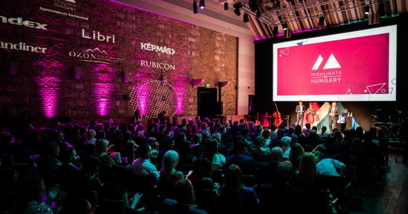 Mától fogva egy különleges kávéházban találkozik a 98 éves matematikus, az erdélyi pap és Kapu Tibor. E három figura találkozása egy varázslatos pillanatokat ígér, ahol a számok tudománya, a hit mélysége és a barátság melegsége ötvöződik. Az illatos kávé 