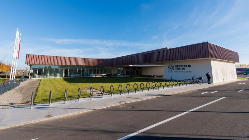 Debrecenben megnyitotta kapuit egy új, csúcstechnológiás járműipari kutatóközpont, amely a legmodernebb fejlesztéseknek ad otthont. Ez a központ nemcsak a helyi gazdaságot erősíti, hanem a járműipar innovációs potenciálját is jelentősen növeli. Az új léte